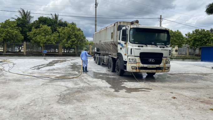 Khử trùng tất cả các loại xe trước khi vào bên trong khuôn viên Công ty Lợn giống Dabaco Hải Phòng.